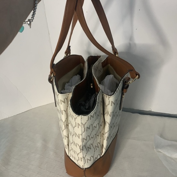 Jones, New York satchel - Picture 4 of 11